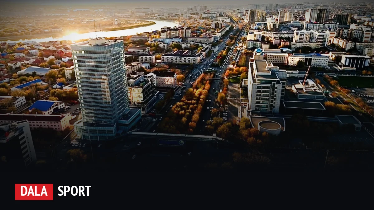 Атырау, 2025 жылдың 15 желтоқсанындағы түсірілім. «Бейбарыс» хоккей клубы осында 2009 жылы құрылған және 1000 орындық залда ойнайды.