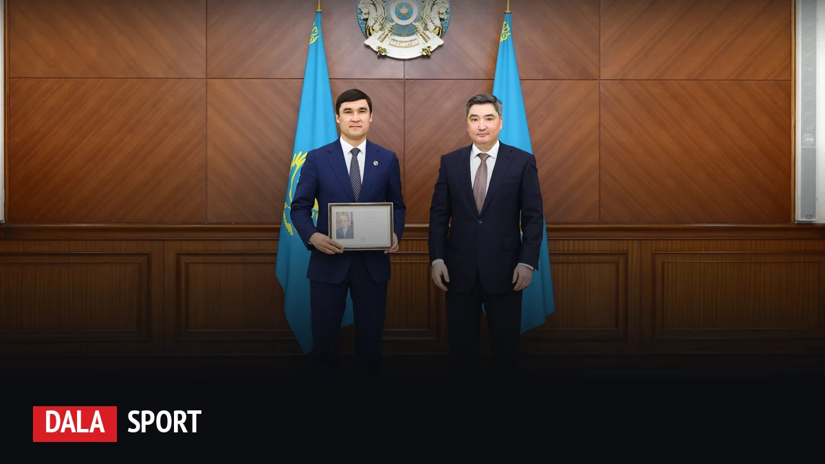 Серік Сәпиев — 2012 жылғы Вэл Баркер кубогының иесі — Қазақстанның сурдлимпиада құрамасын марапаттау рәсімінде. Сурет 2025 жылғы 22 желтоқсанда, Лондоннан он үш жыл өткен соң түсірілген.